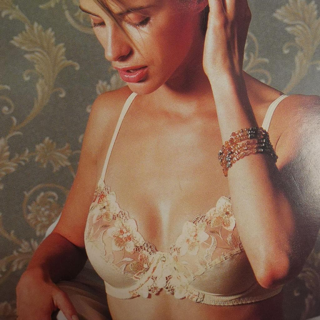 Elit szivacs nélküli melltartó, színes hímzéssel