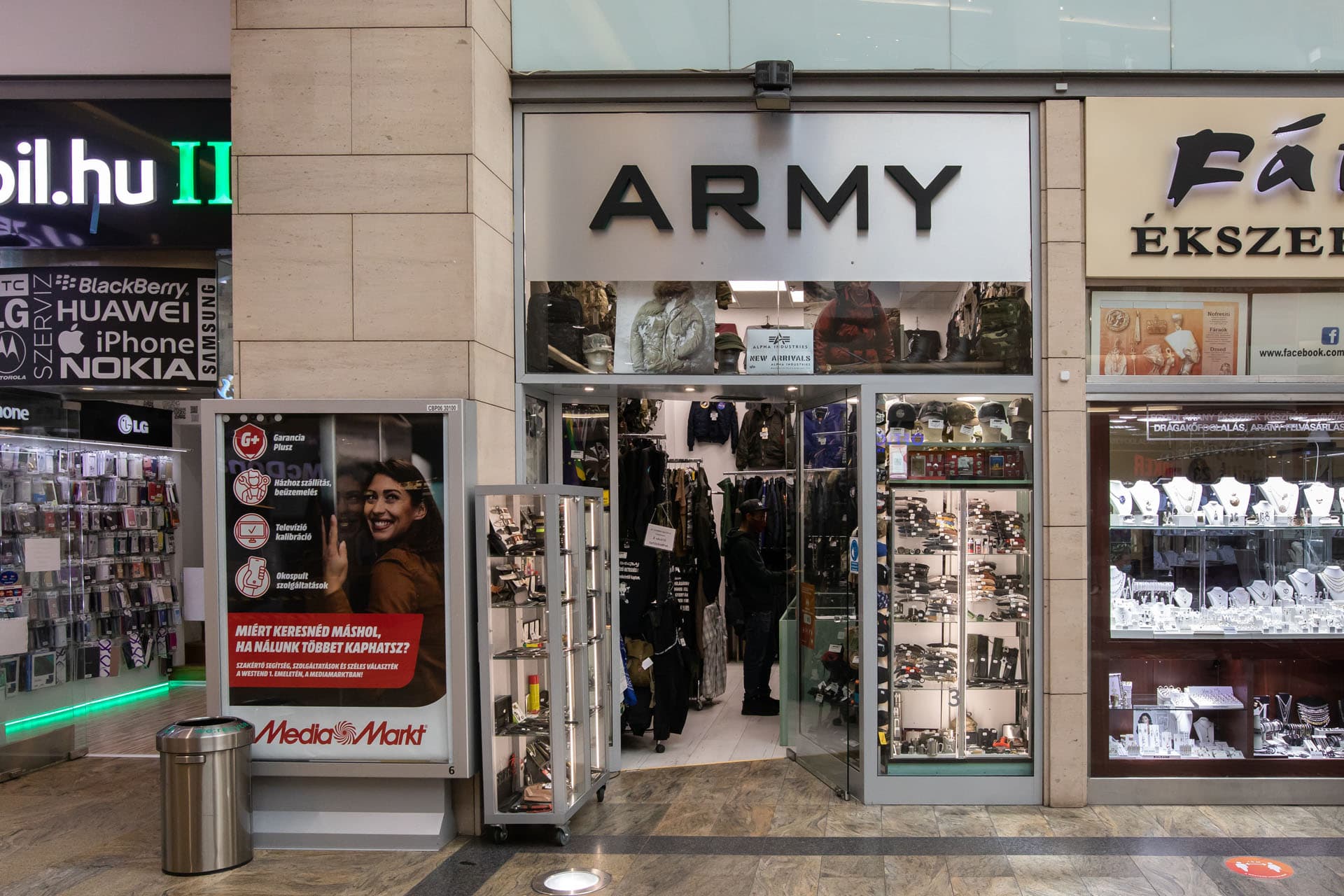 Army Katonai és Túrafelszerelés